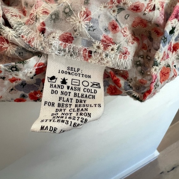 Voy Flutter Sleeve Blouse White with Pink and Blue Flowers Large - Picture 12 of 12